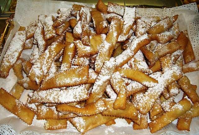 Chiacchiere con zucchero a velo