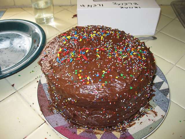 Copertura di cioccolato e confetti su Torta Arlecchino