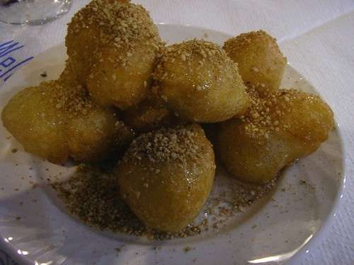 Frittelle dolci con sciroppo e sesamo