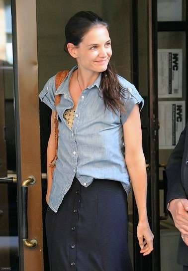 Katie Holmes e la sua gonna a vita alta