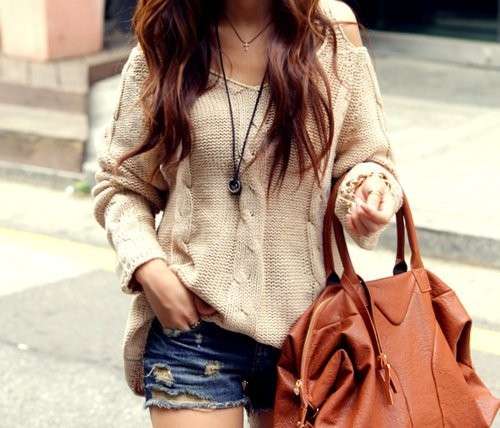 Maglione beige e shorts in jeans