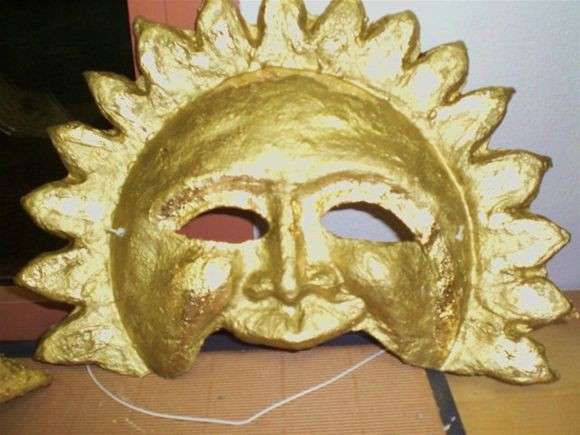 Maschera in oro che raffigura il sole