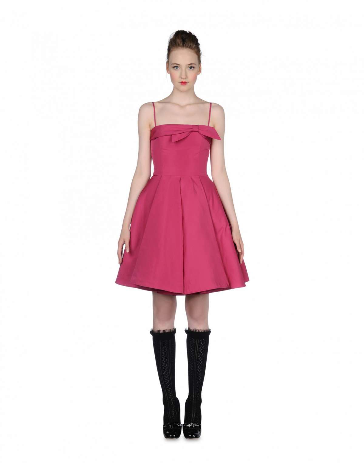 Minidress rosa e scarpe nere