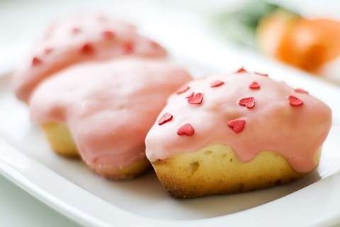 Muffin con glassa rosa e confettini