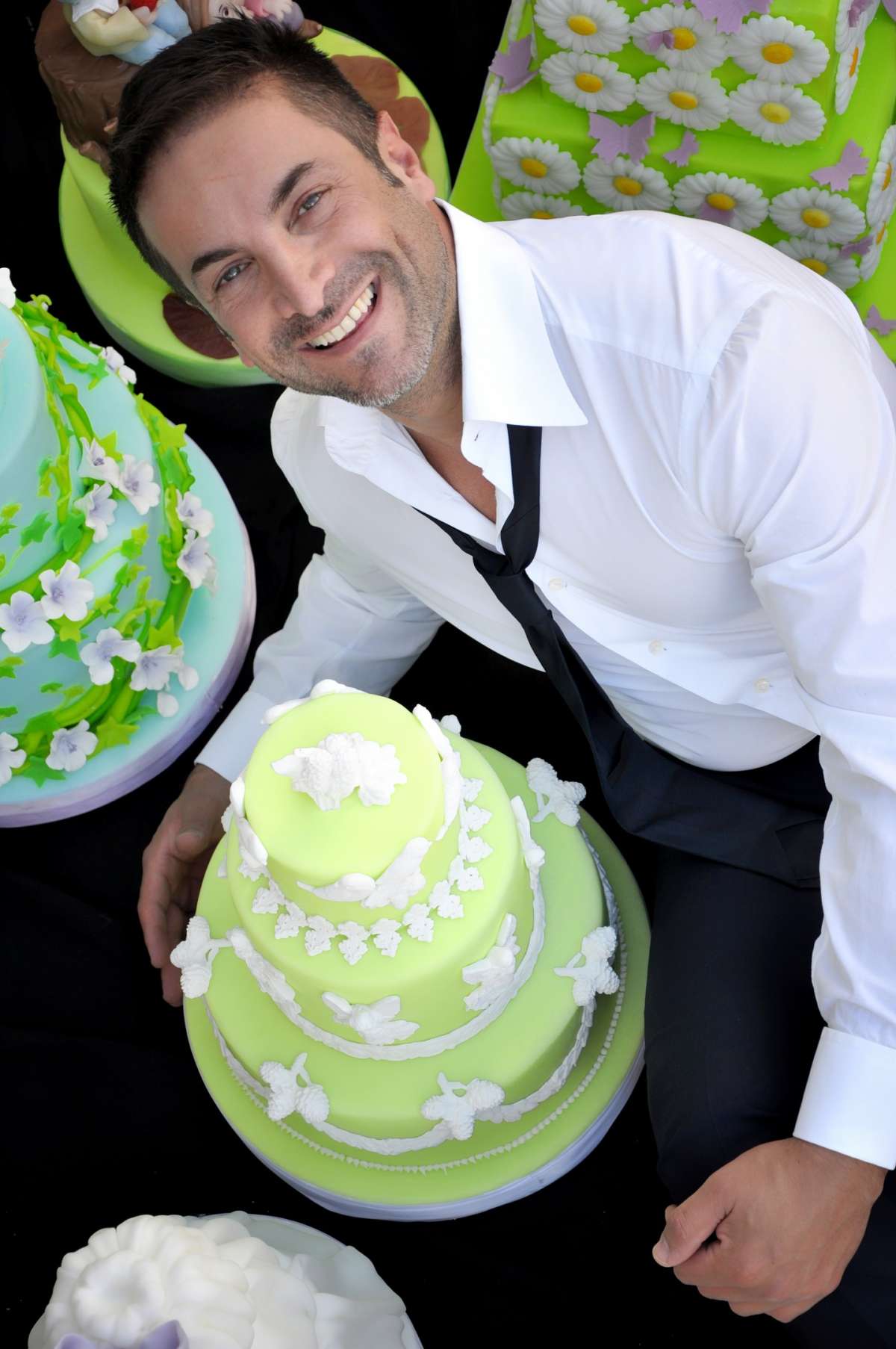 Renato con le sue creazioni