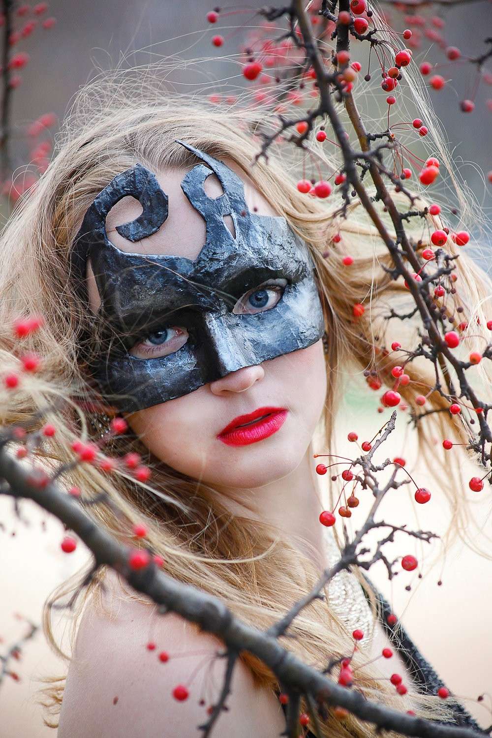 Semplice e nera la maschera da donna