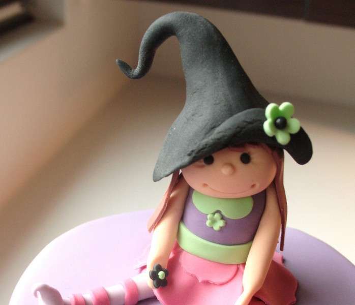 Torta con Befana viola