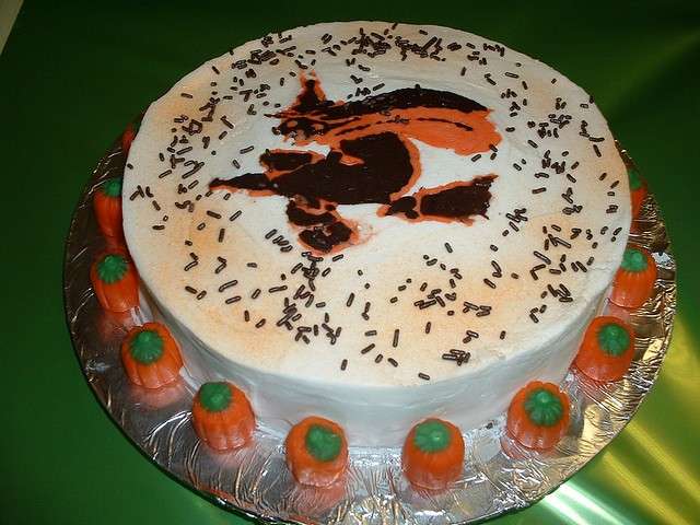 Torta con befana volante