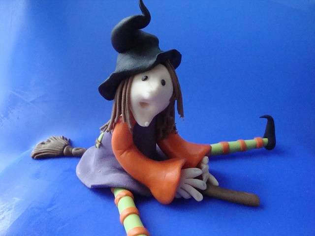 Torta della Befana con personaggio di zucchero fondant