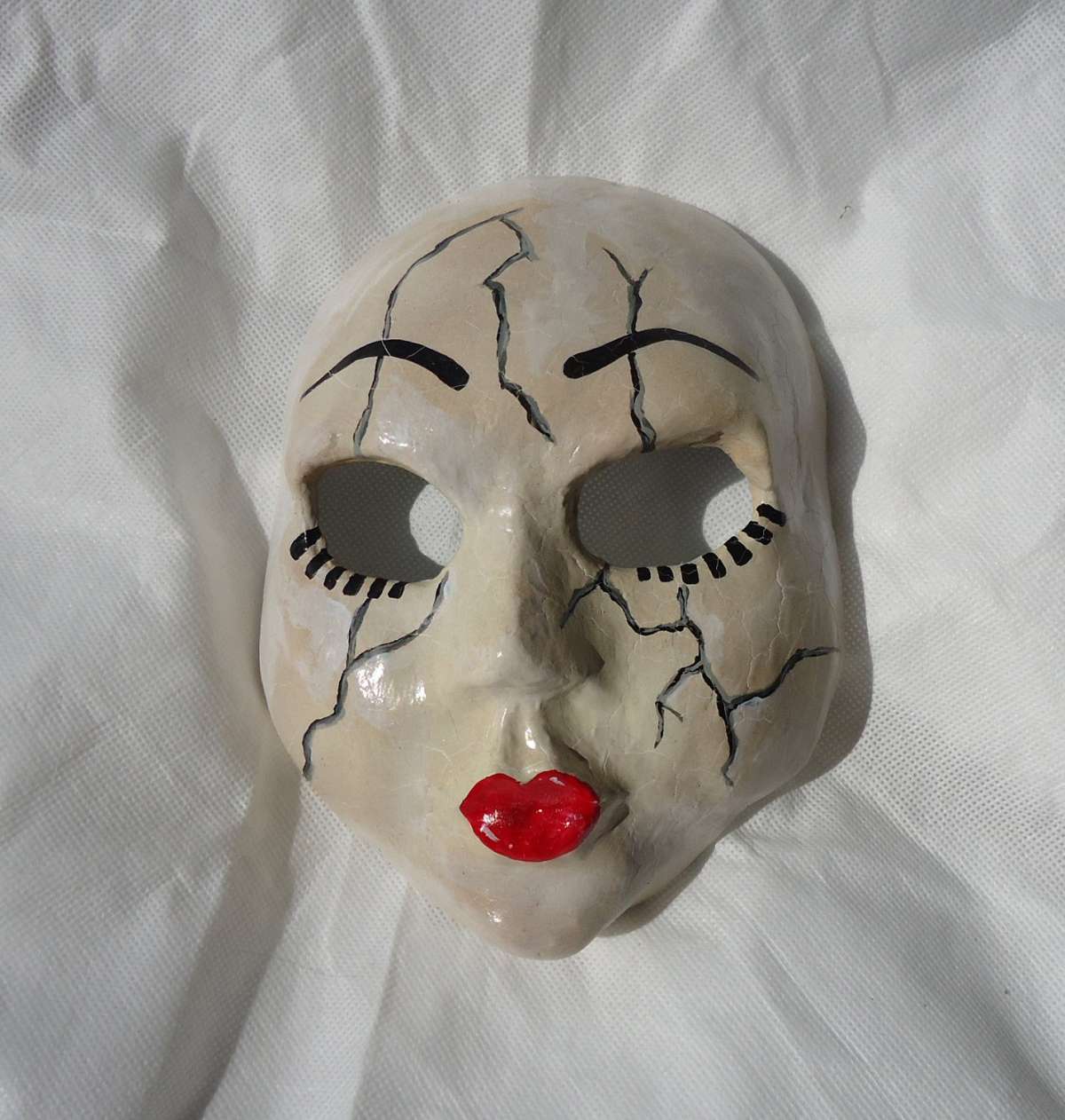 Tutta bianca la maschera con bocca rossa
