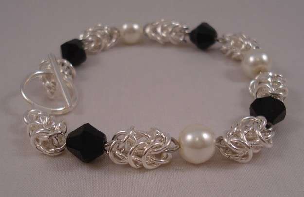 Bracciale con perle bianche e nere