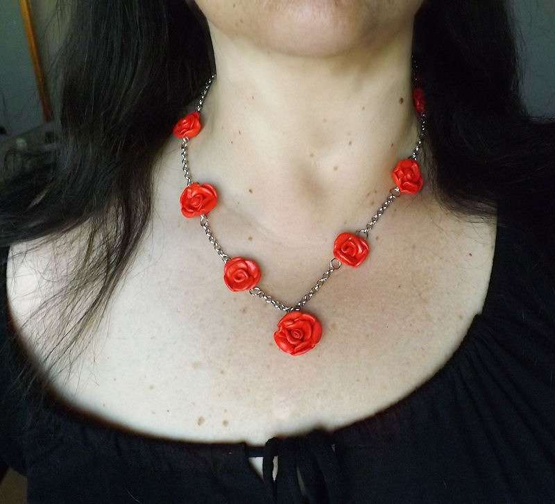 Collana con rose in fimo