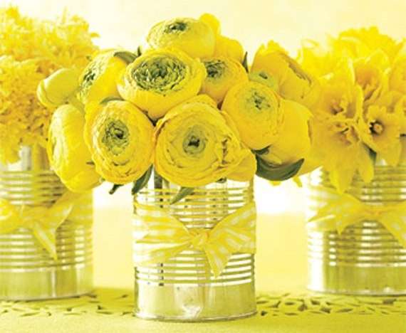 Lattine con fiori gialli