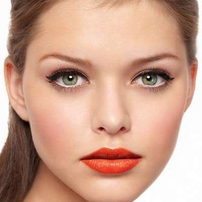 Make up con rossetto rosso