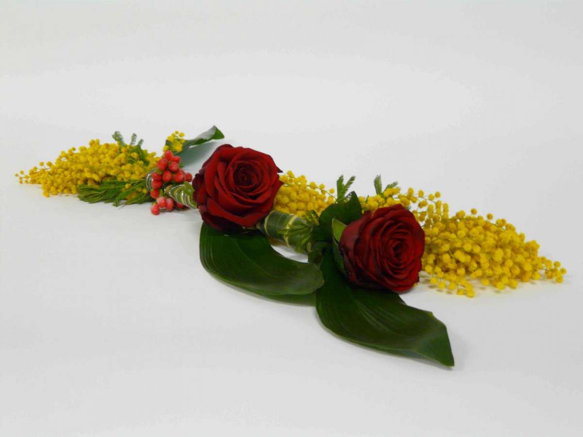 Rose rosse e mimose