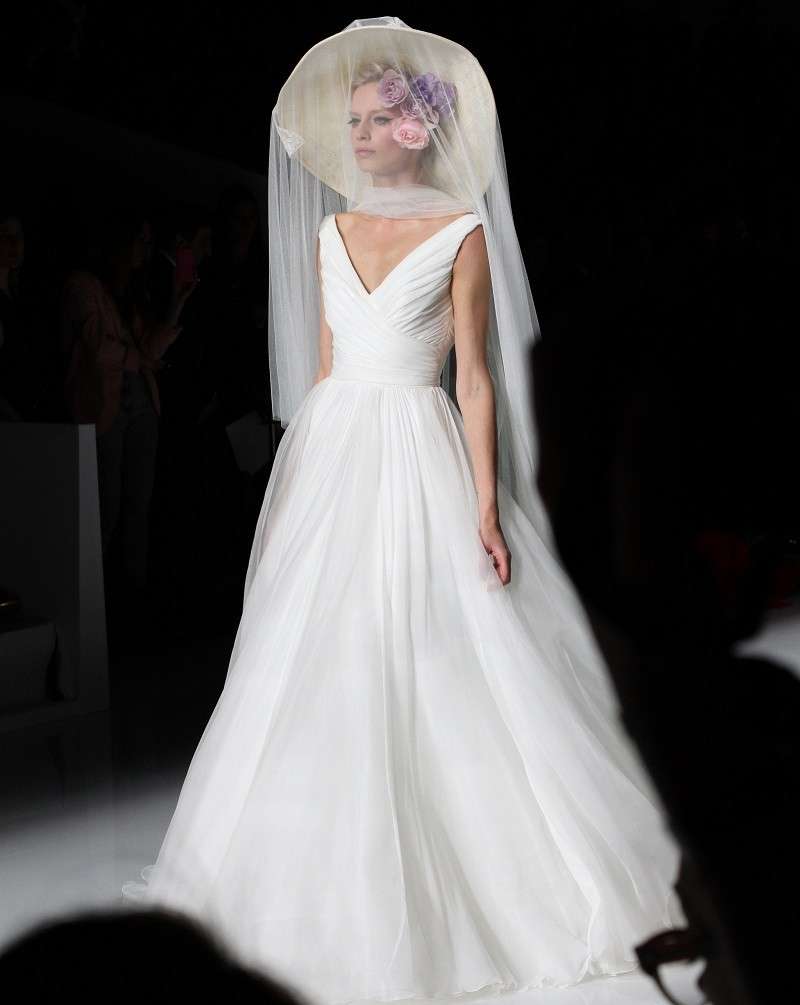 Abito da sposa con cappello