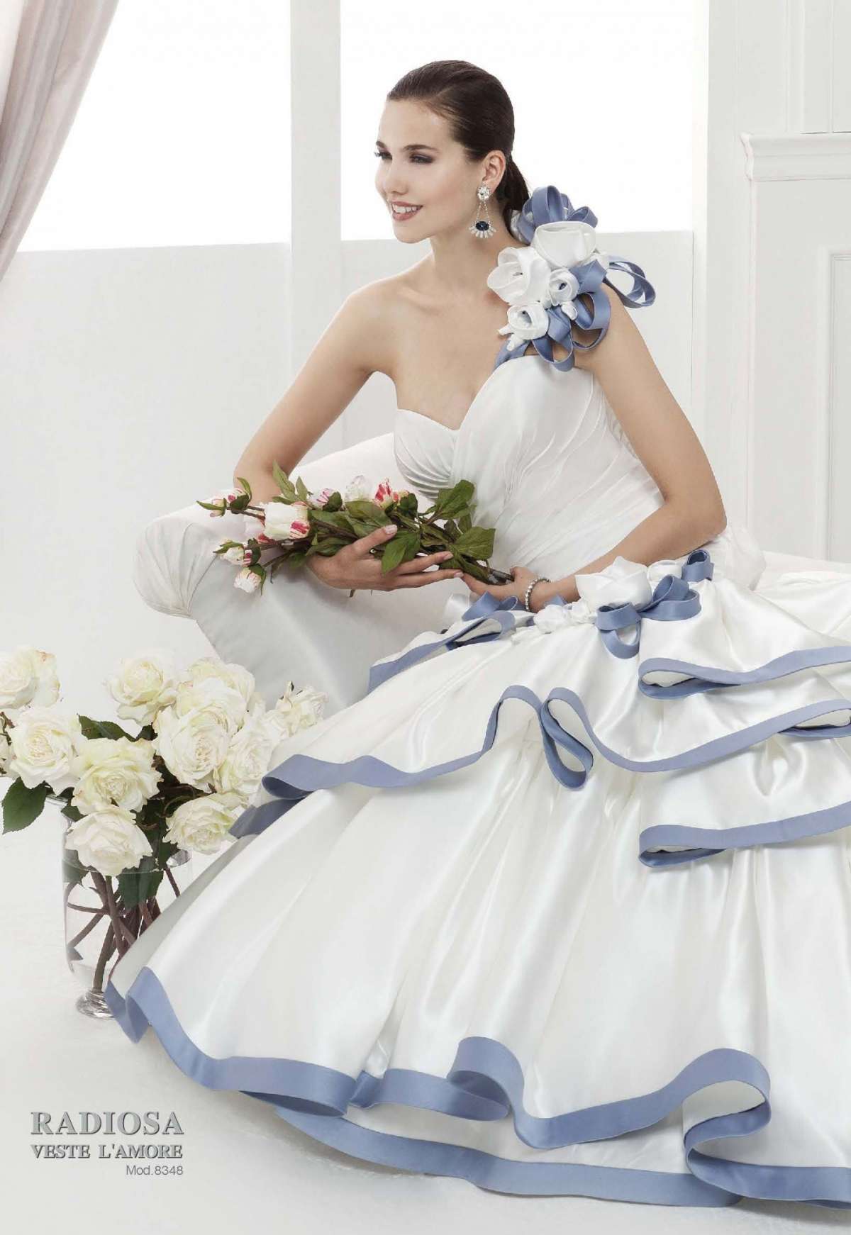 Abito da sposa particolare con dettagli azzurri