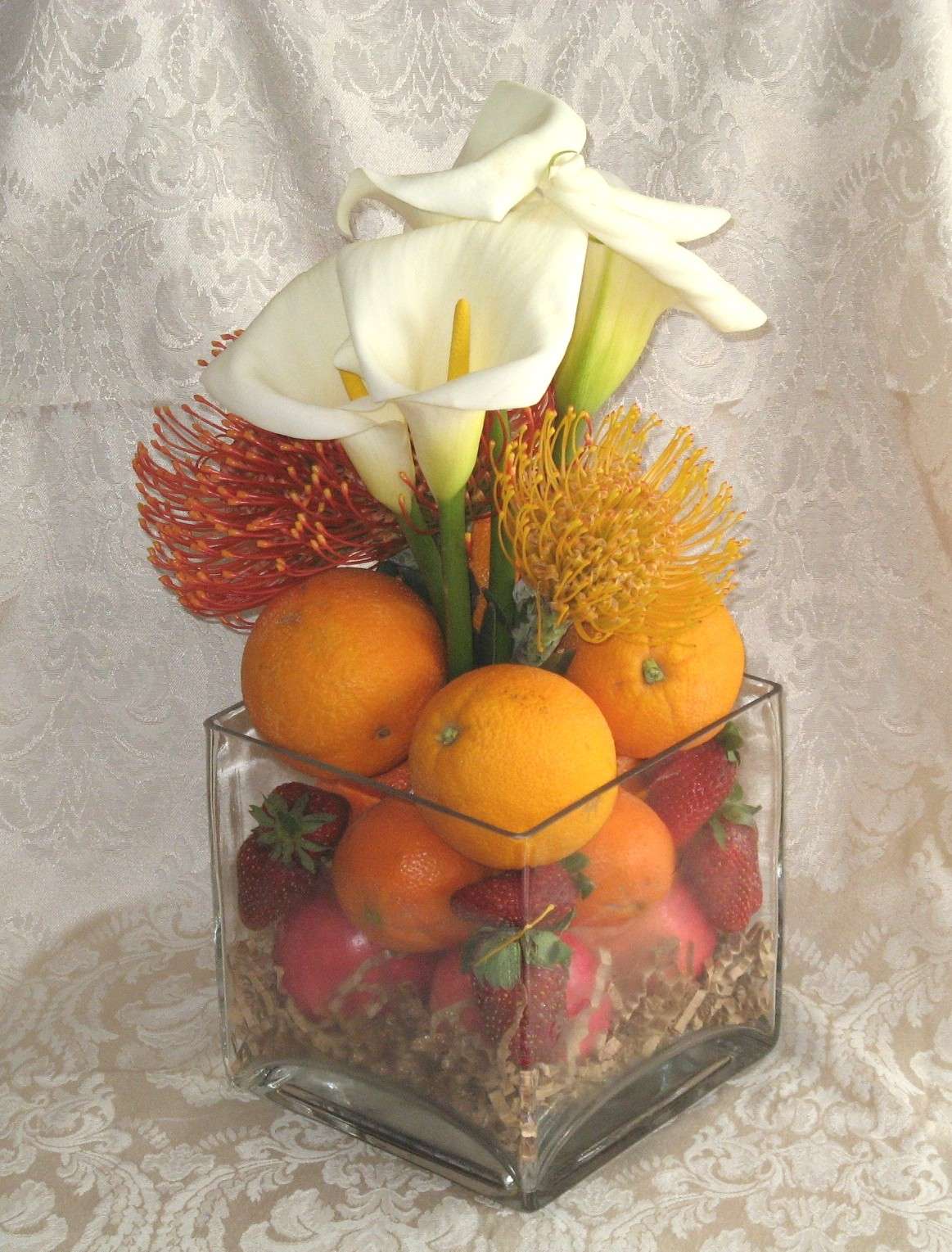 Addobbi con frutta e fiori per la Chiesa