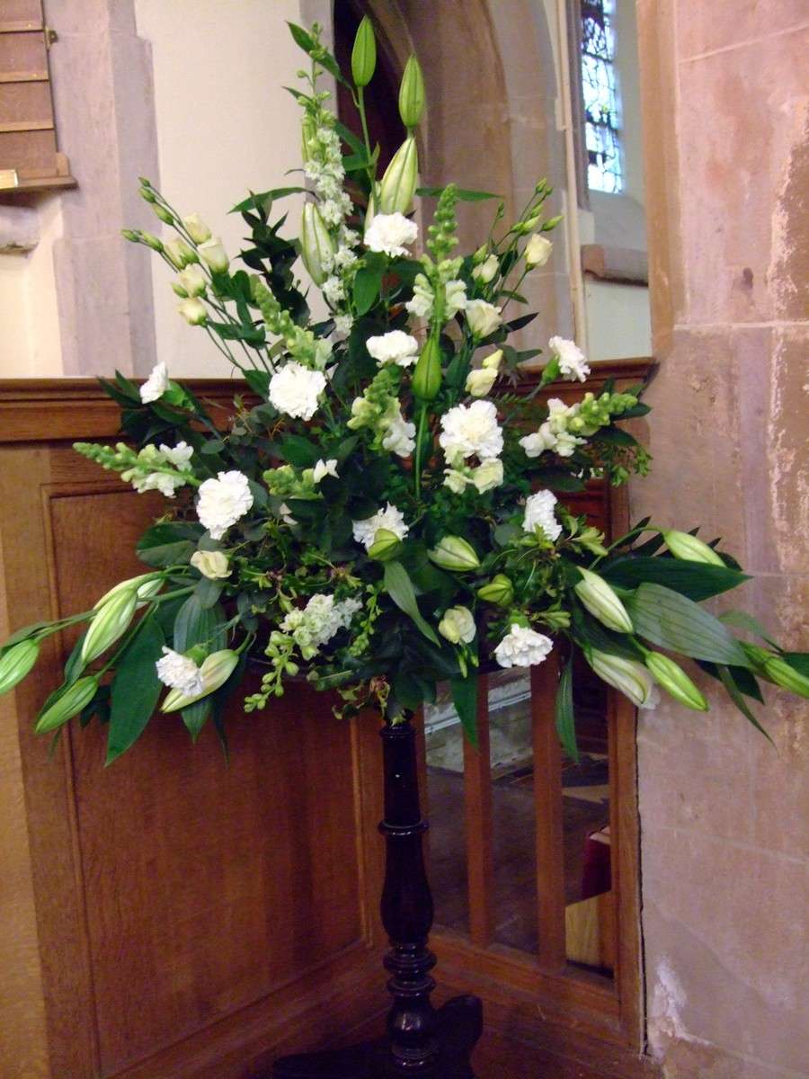 Addobbi per la Chiesa con fiori bianchi e foglie verdi