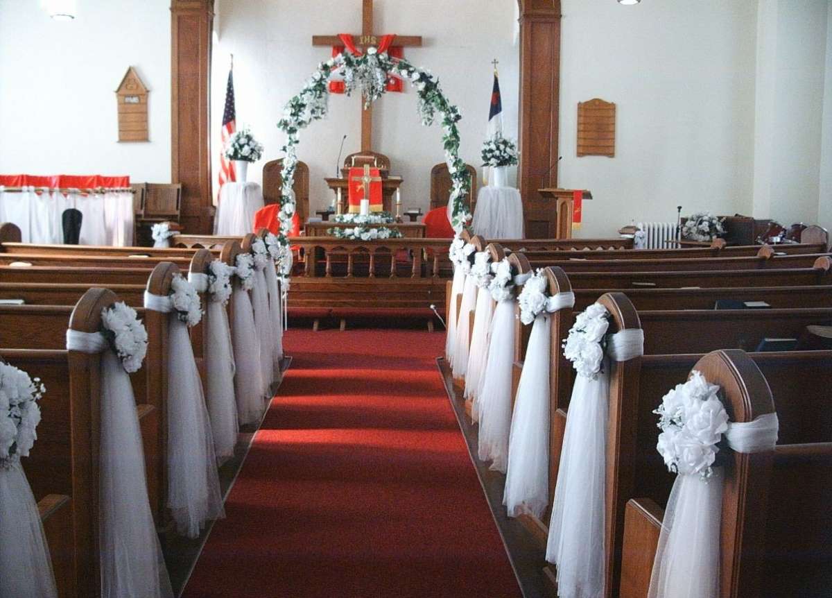 Addobbi per la Chiesa con fiori bianchi e tulle