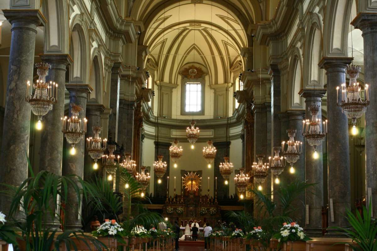 Addobbi per la Chiesa con fiori classici e raffinati