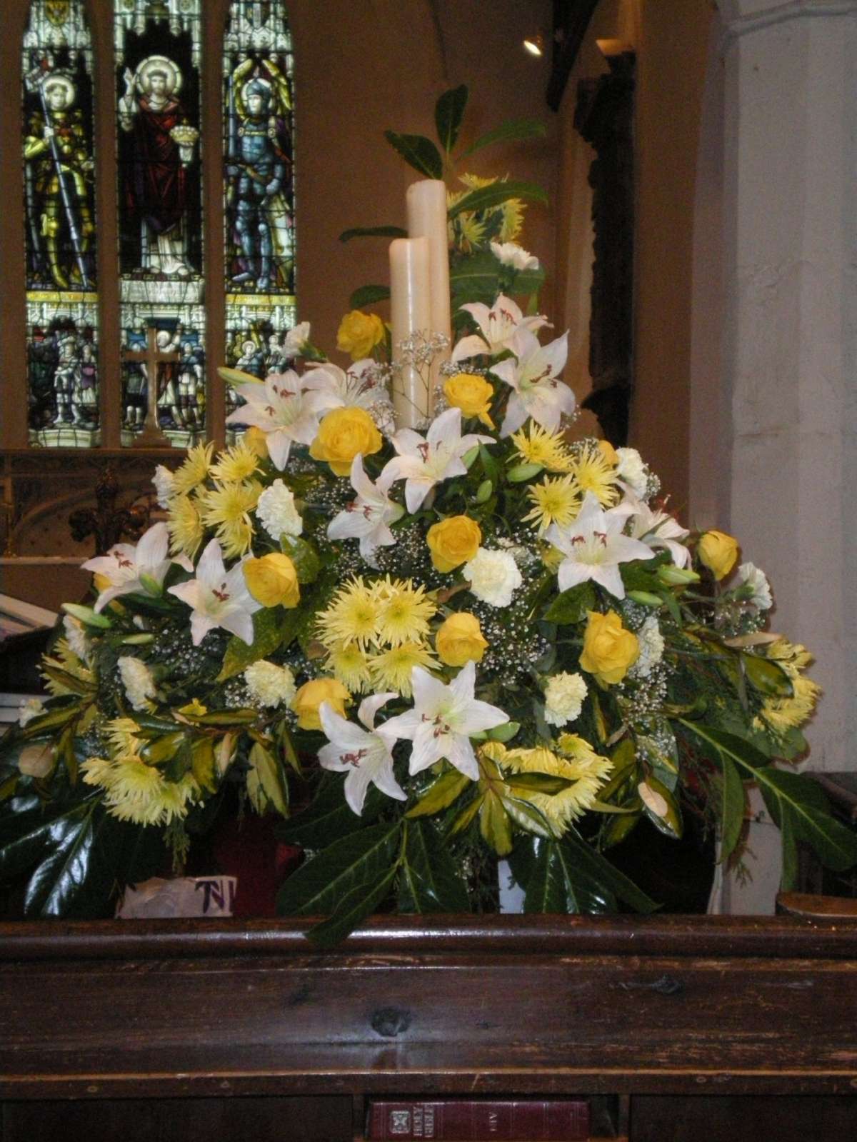 Addobbi per la Chiesa con fiori gialli