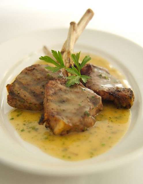 Agnello con salsa e origano