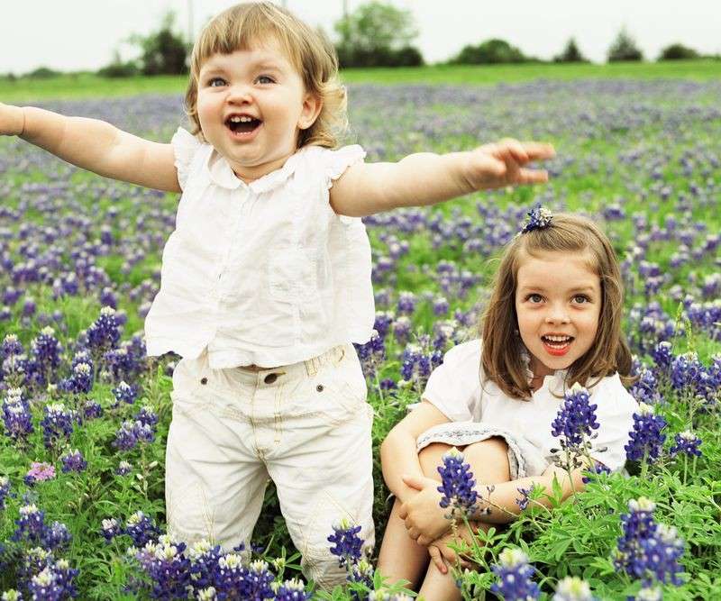 Bambini che giocano in primavera