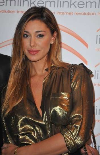 Belen Rodriguez con capelli chiari e sfumati