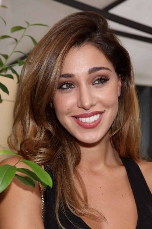 Belen Rodriguez con capelli con riga laterale