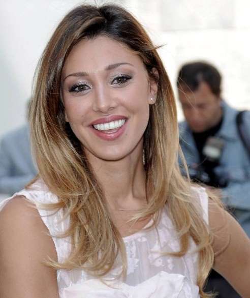 Capelli di Belen Rodriguez chiari e lisci