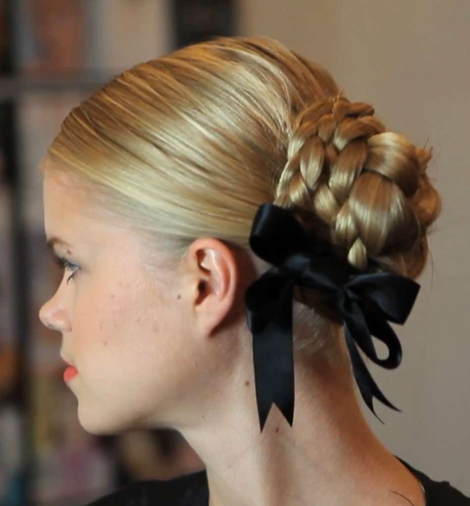 Capelli raccolti con chignon a treccia