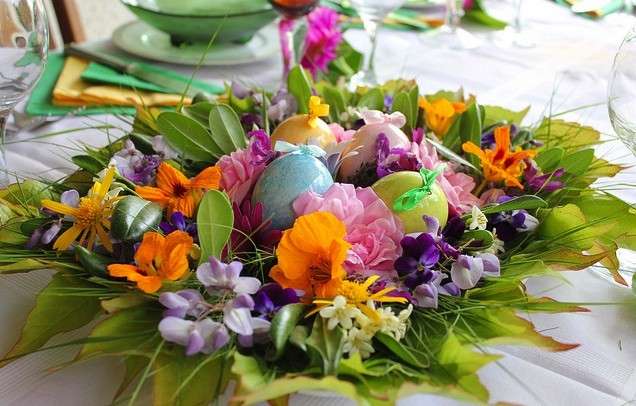 Centrotavola di Pasqua con decorazione floreale