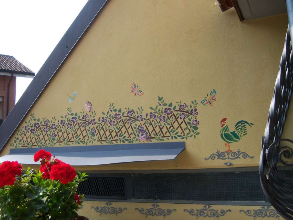 Decorazioni da muro esterno con lo stencil