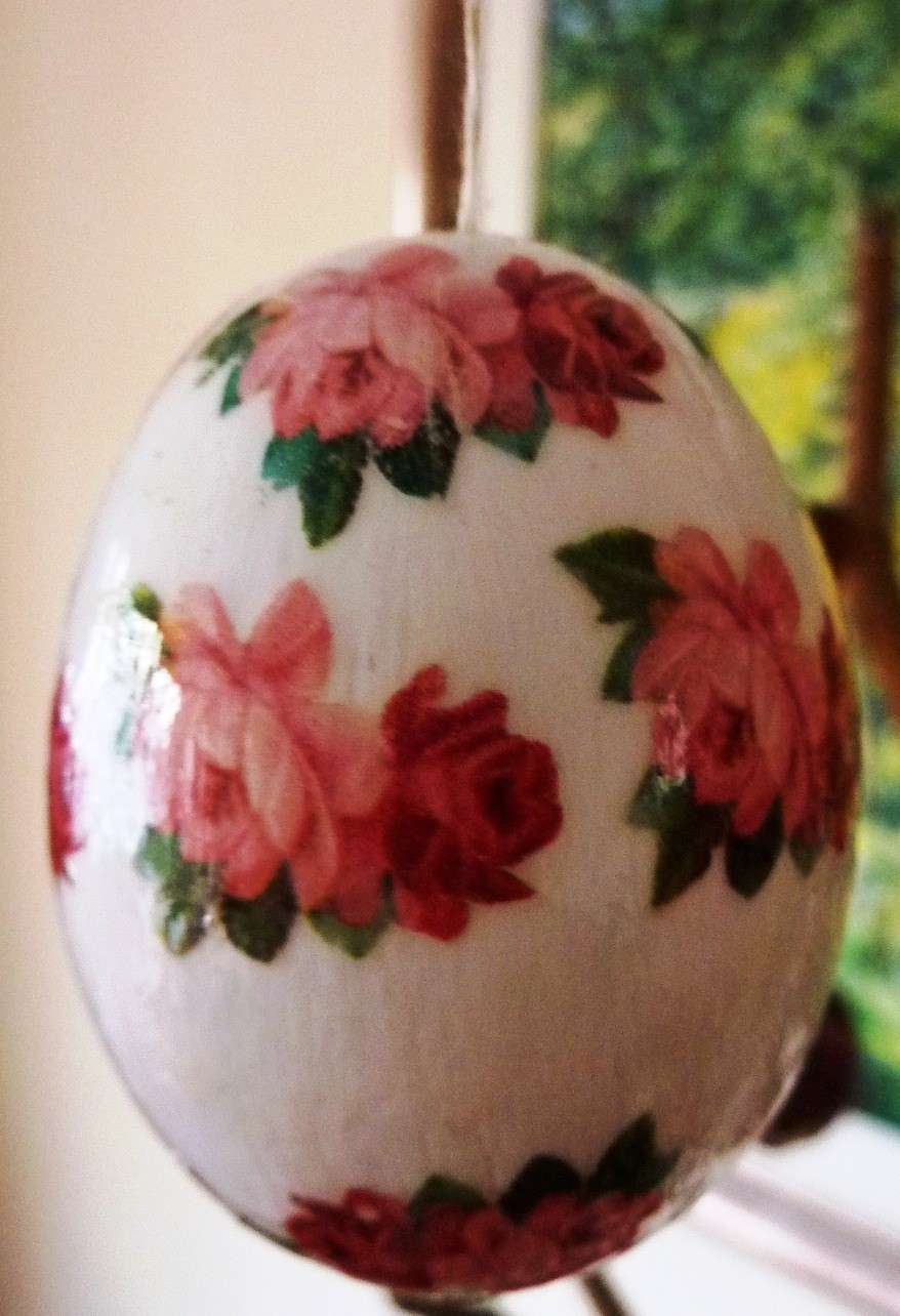 Rose rosa per l'uovo decoupage