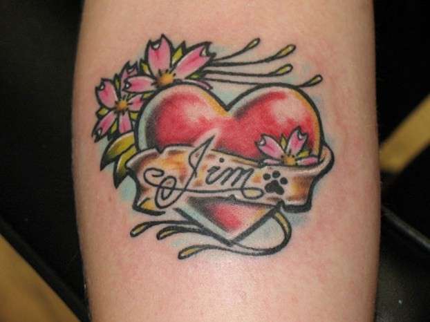 Tatuaggio con cuore e fiori