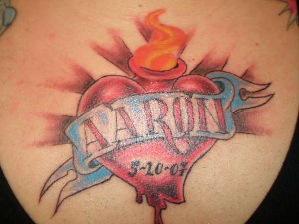 Tatuaggio con nome  e cuore