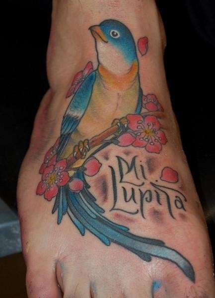 Tatuaggio con nome con un uccello colorato