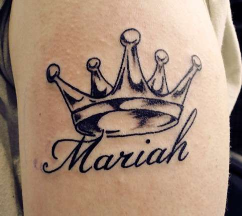 Tatuaggio con nome e corona