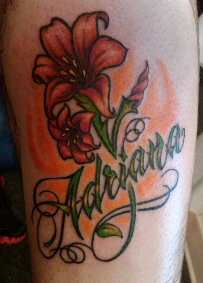 Tatuaggio con nome e fiori