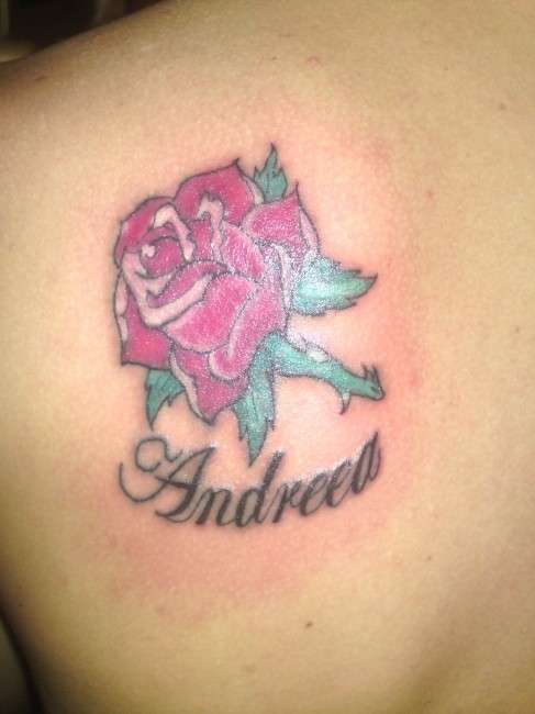 Tatuaggio con nome e rosa