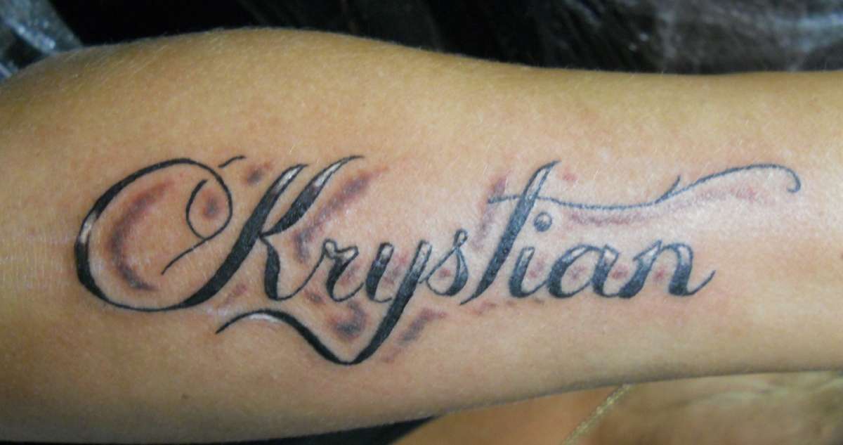 Tatuaggio con nome in corsivo