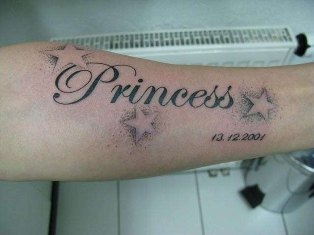 Tatuaggio con nome per una ragazza