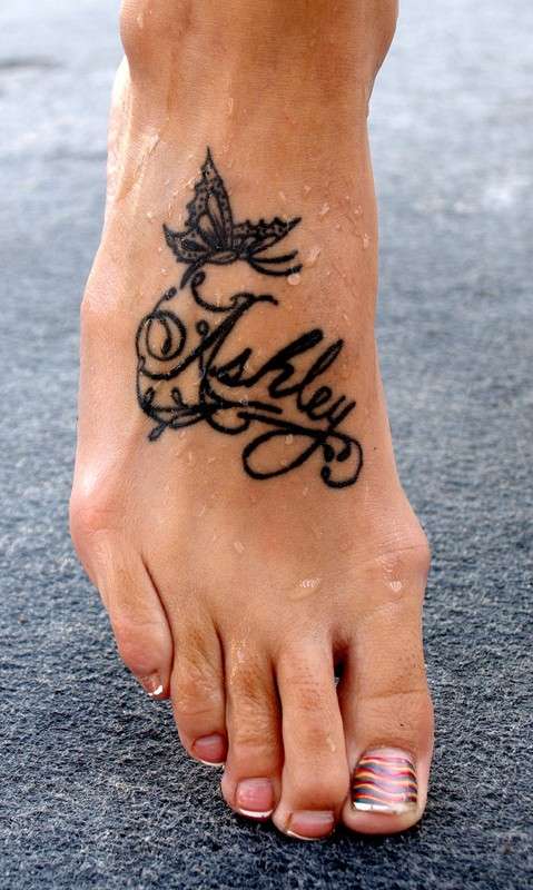 Tatuaggio con nome sul piede