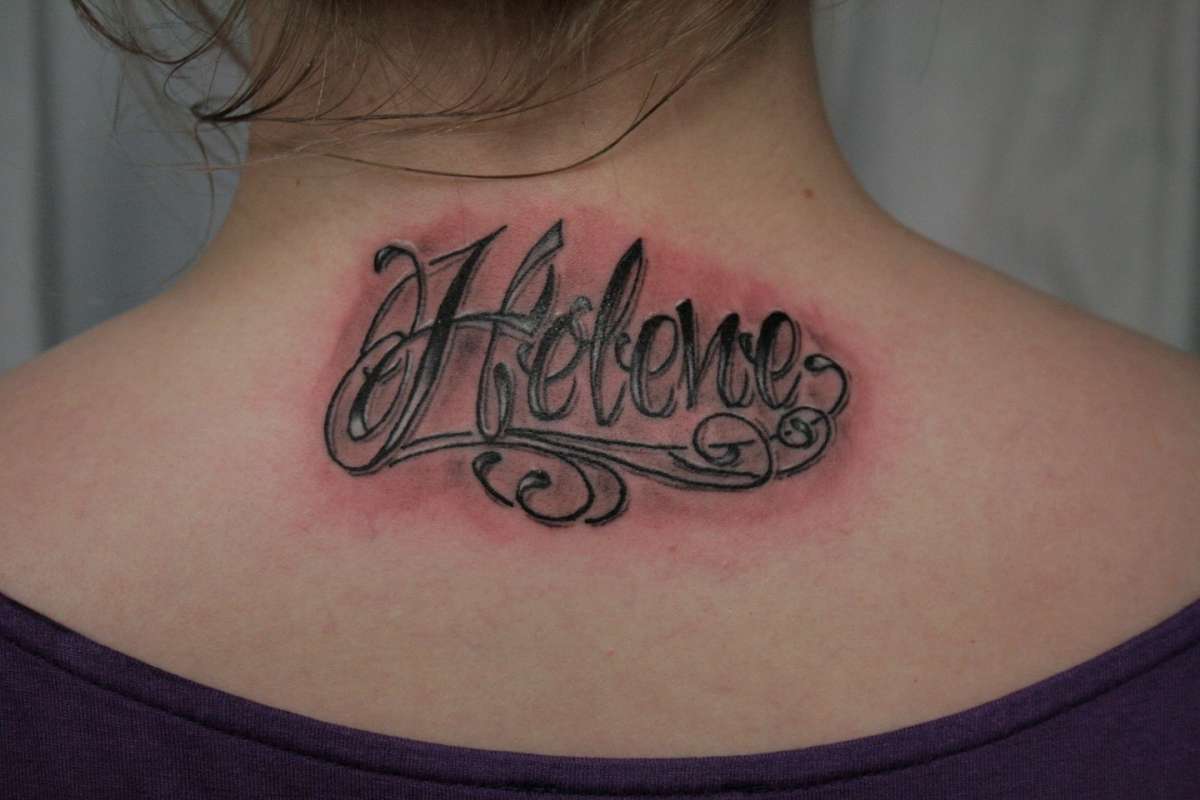 Tatuaggio con nome sulla schiena