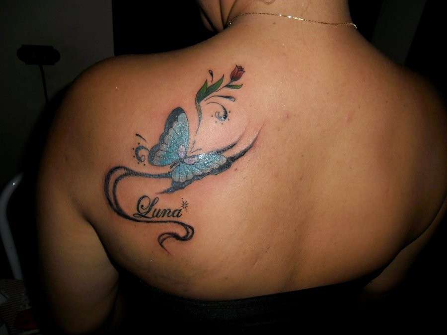 Tatuaggio con nome sulla spalla
