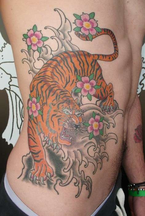 Tatuaggio con tigre sulla pancia