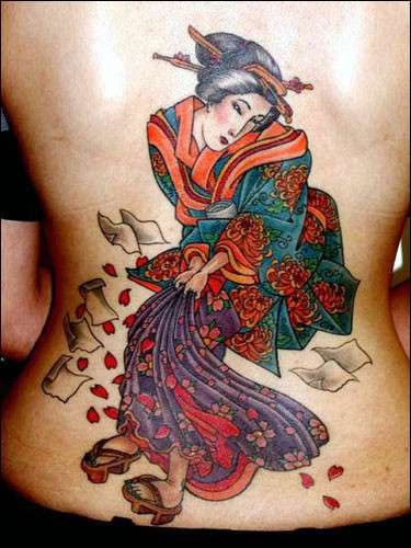 Tatuaggio con una geisha colorata