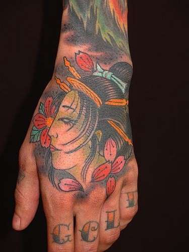 Tatuaggio sulla mano