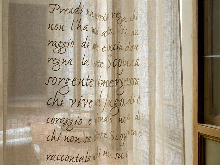 Tenda di lino con le scritte